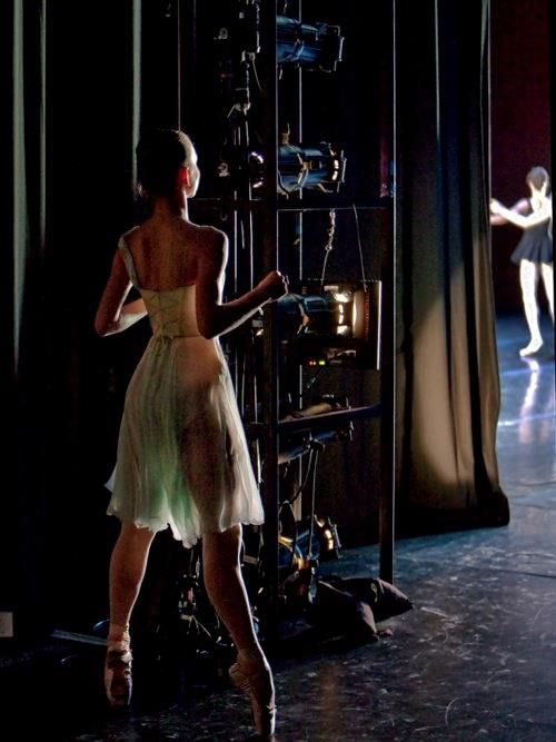 danser følger med på tå hev fra sidescenen